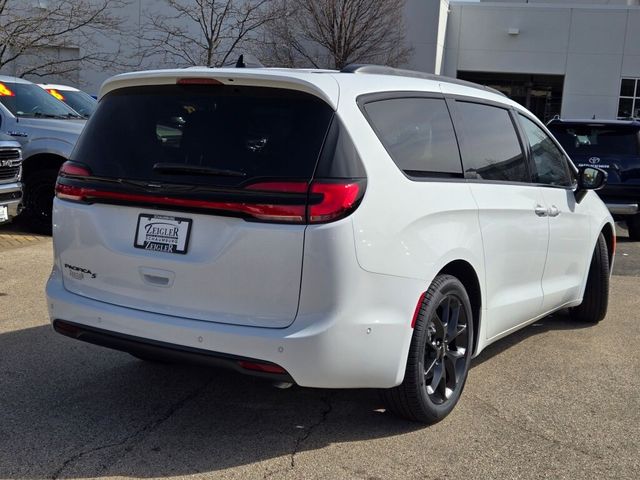 2024 Chrysler Pacifica Touring-L