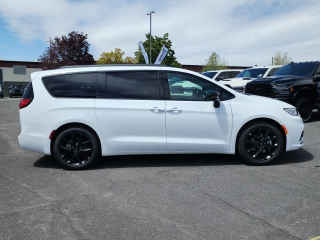 2024 Chrysler Pacifica Touring-L