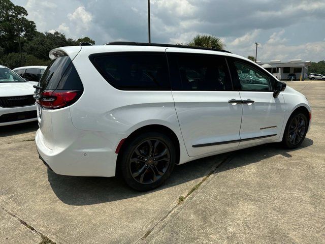 2024 Chrysler Pacifica Touring-L