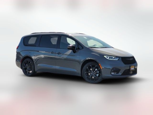 2024 Chrysler Pacifica Touring-L