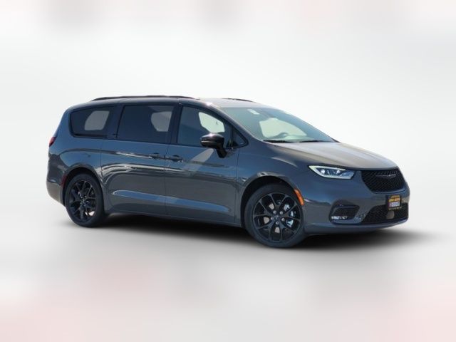 2024 Chrysler Pacifica Touring-L