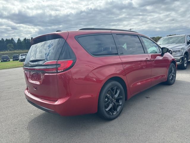 2024 Chrysler Pacifica Touring-L