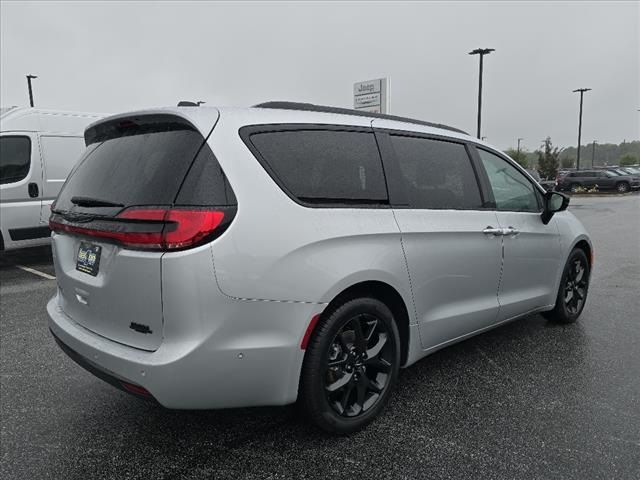 2024 Chrysler Pacifica Touring-L