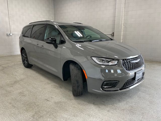 2024 Chrysler Pacifica Touring-L