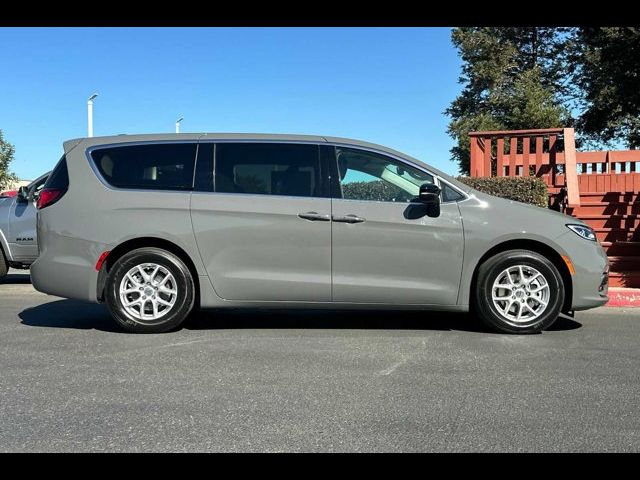 2024 Chrysler Pacifica Touring-L