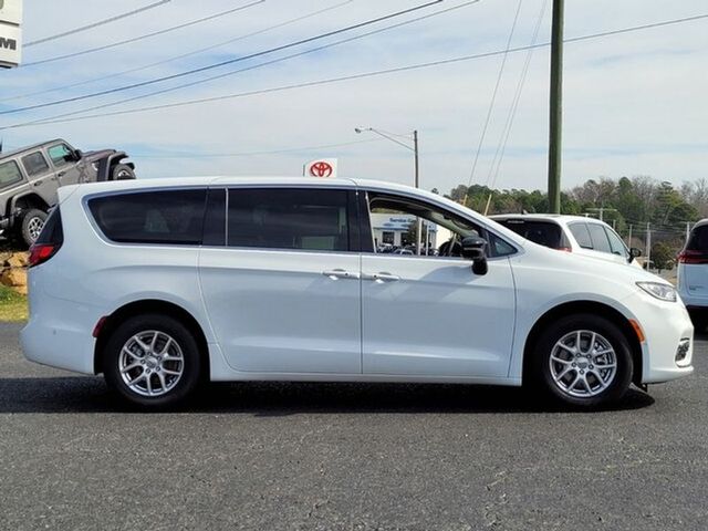 2024 Chrysler Pacifica Touring-L