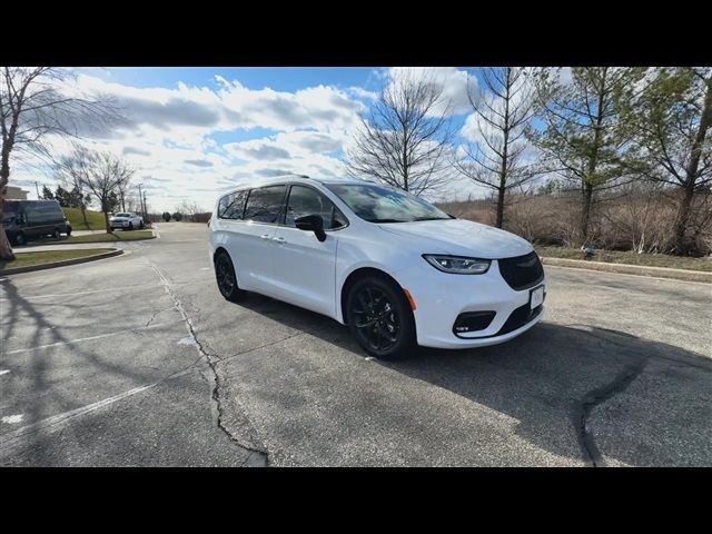 2024 Chrysler Pacifica Touring-L