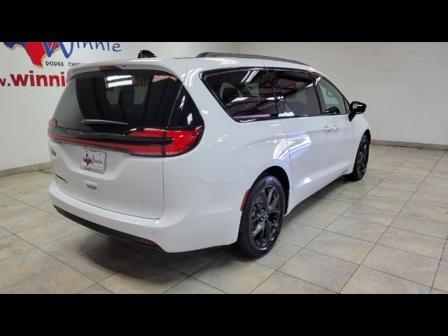 2024 Chrysler Pacifica Touring-L