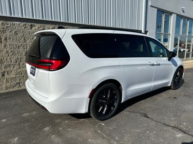 2024 Chrysler Pacifica Touring-L