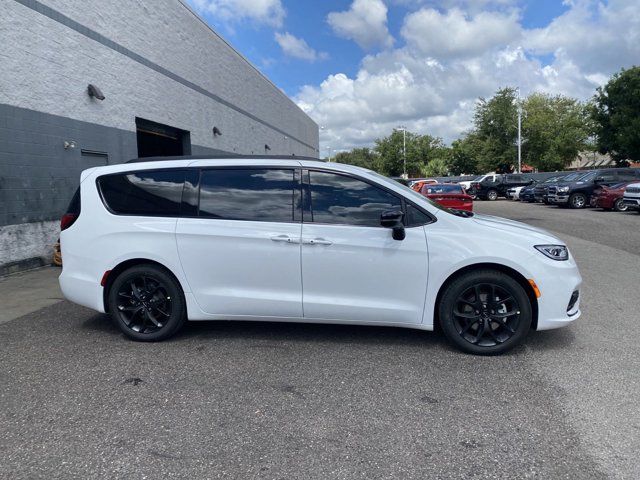 2024 Chrysler Pacifica Touring-L