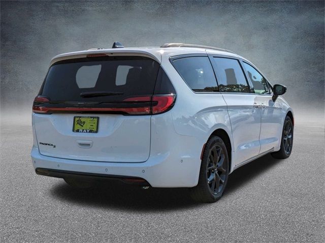 2024 Chrysler Pacifica Touring-L