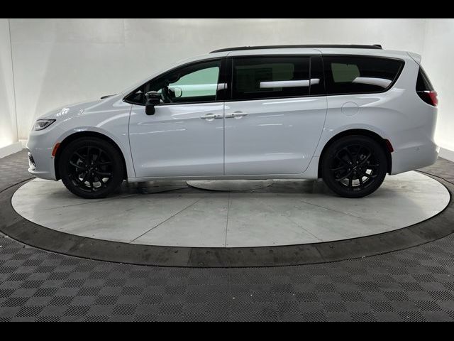 2024 Chrysler Pacifica Touring-L