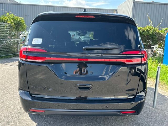 2024 Chrysler Pacifica Touring-L