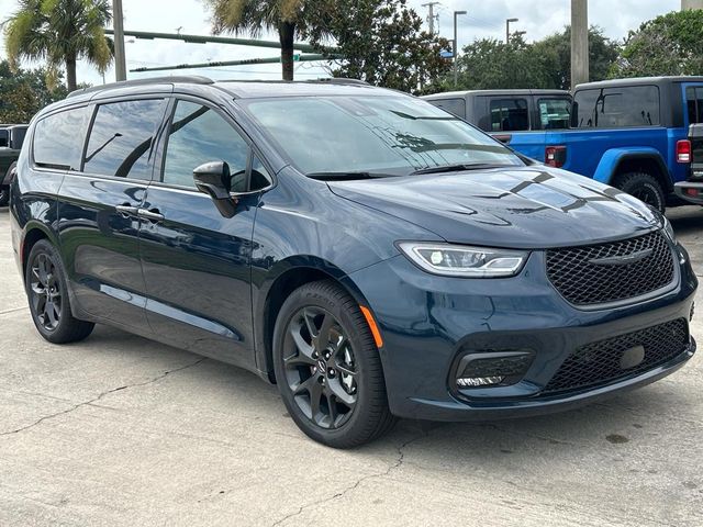 2024 Chrysler Pacifica Touring-L