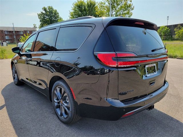 2024 Chrysler Pacifica Touring-L