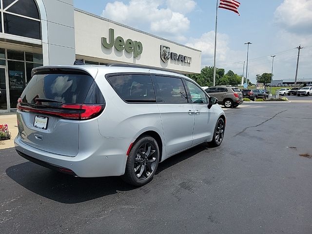 2024 Chrysler Pacifica Touring-L