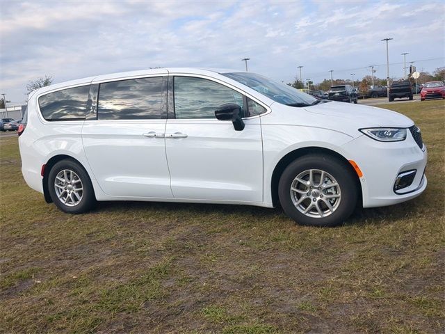 2024 Chrysler Pacifica Touring-L