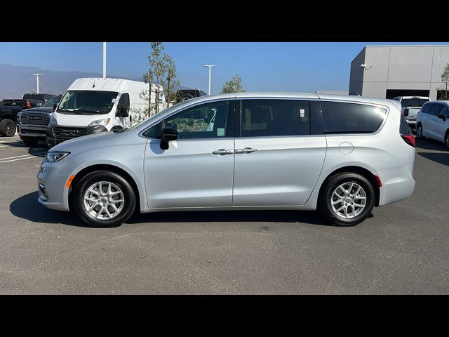 2024 Chrysler Pacifica Touring-L