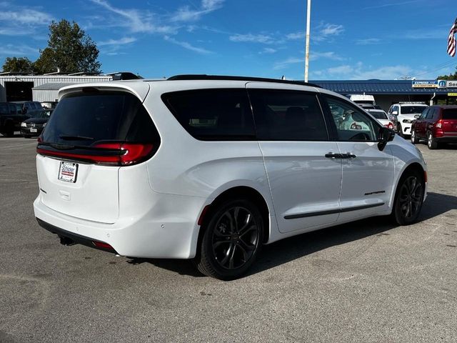 2024 Chrysler Pacifica Touring-L