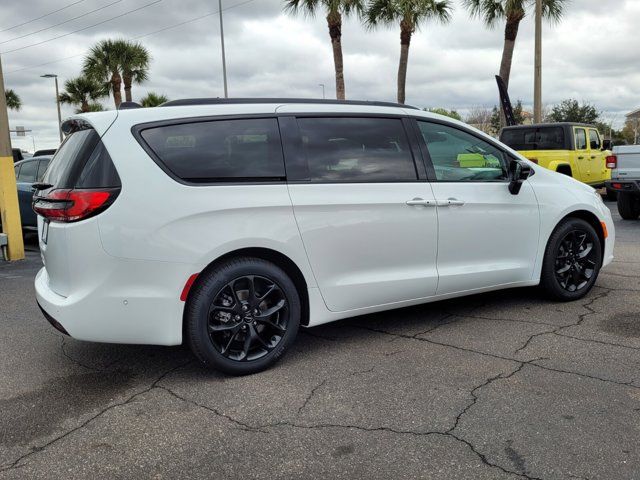 2024 Chrysler Pacifica Touring-L