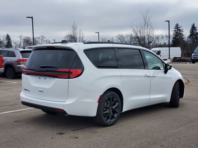 2024 Chrysler Pacifica Touring-L