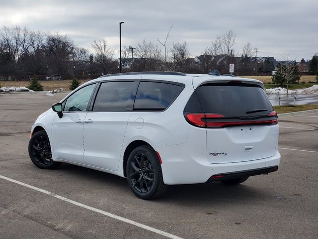 2024 Chrysler Pacifica Touring-L