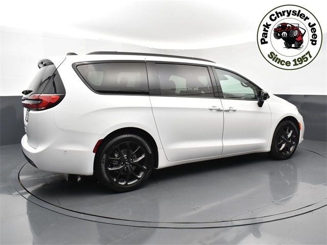 2024 Chrysler Pacifica Touring-L