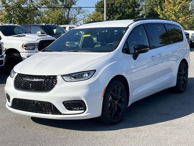 2024 Chrysler Pacifica Touring-L