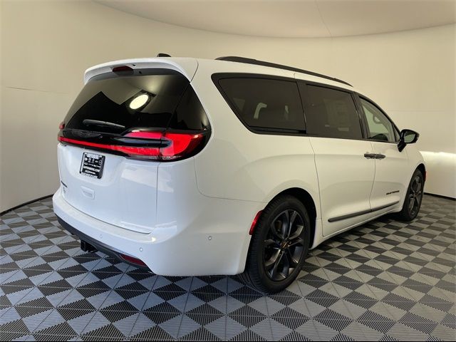 2024 Chrysler Pacifica Touring-L