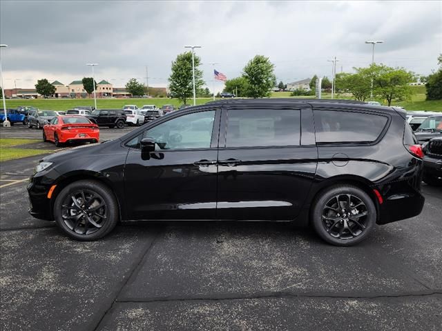 2024 Chrysler Pacifica Touring-L