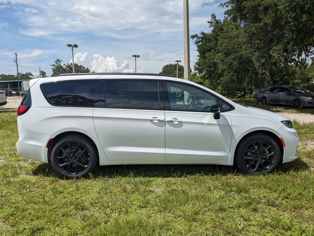 2024 Chrysler Pacifica Touring-L