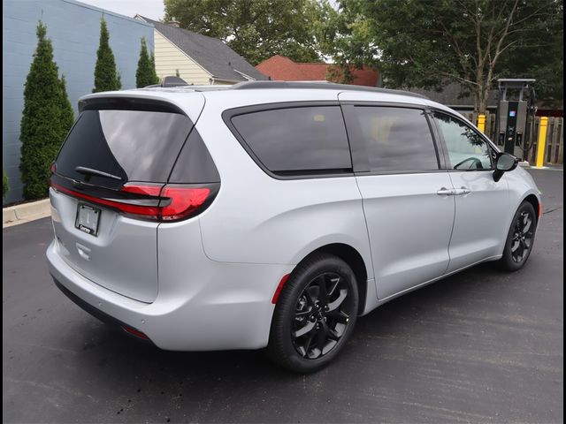 2024 Chrysler Pacifica Touring-L