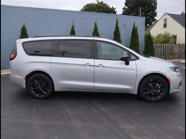 2024 Chrysler Pacifica Touring-L