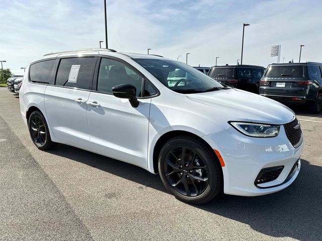 2024 Chrysler Pacifica Touring-L