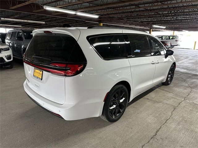 2024 Chrysler Pacifica Touring-L