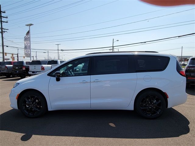 2024 Chrysler Pacifica Touring-L