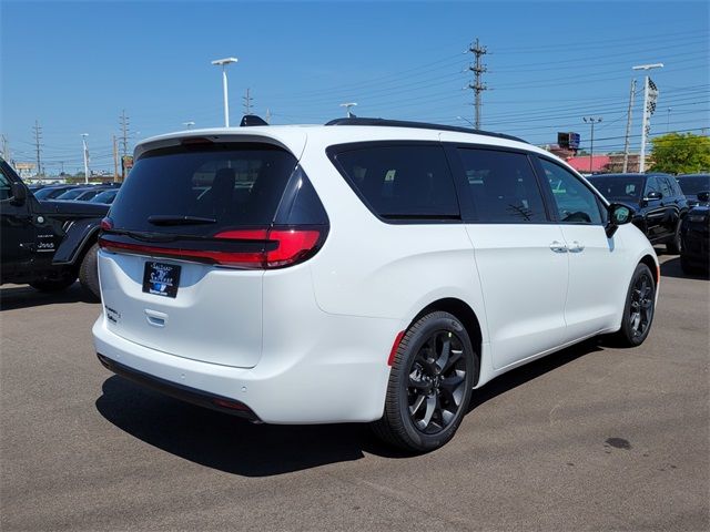 2024 Chrysler Pacifica Touring-L