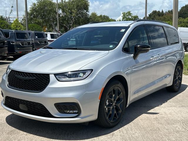 2024 Chrysler Pacifica Touring-L