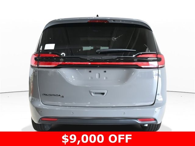 2024 Chrysler Pacifica Touring-L