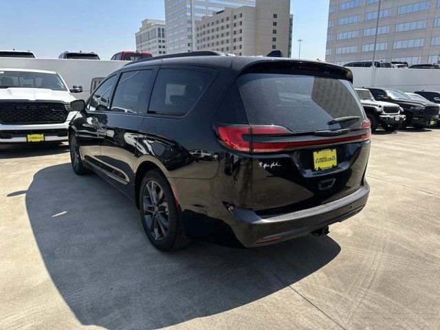 2024 Chrysler Pacifica Touring-L