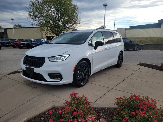 2024 Chrysler Pacifica Touring-L