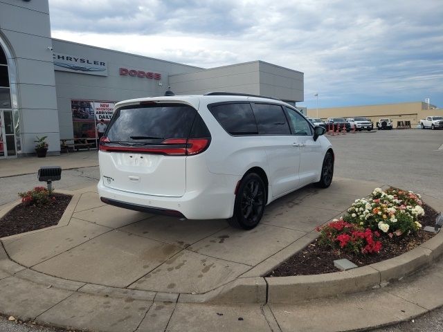 2024 Chrysler Pacifica Touring-L