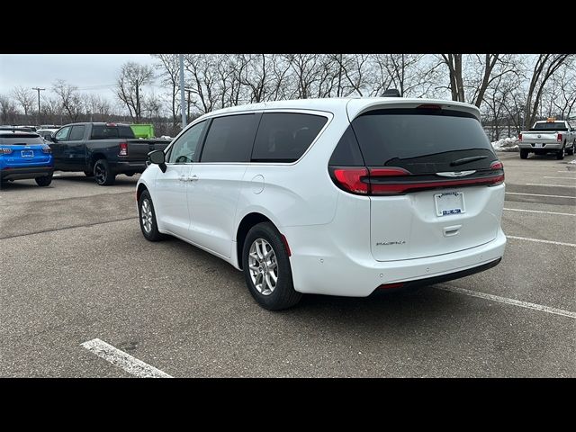 2024 Chrysler Pacifica Touring-L