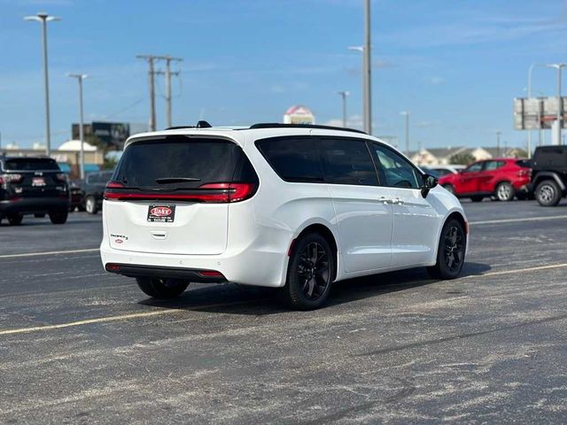 2024 Chrysler Pacifica Touring-L