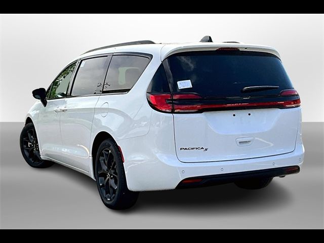 2024 Chrysler Pacifica Touring-L