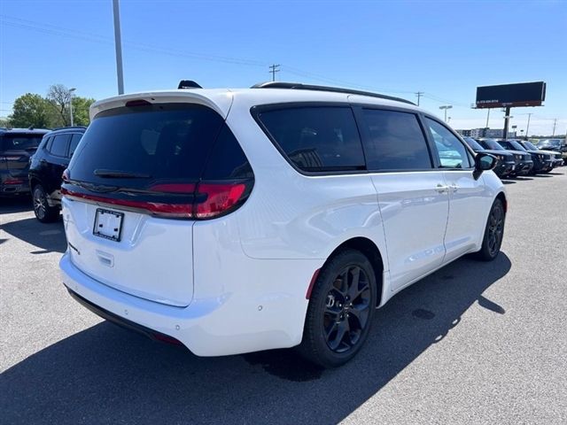 2024 Chrysler Pacifica Touring-L