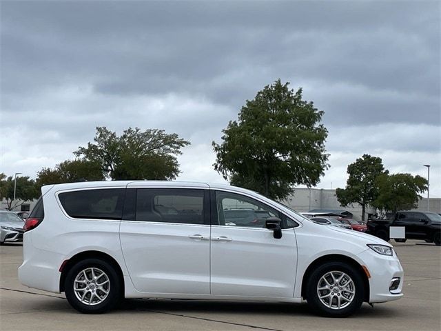 2024 Chrysler Pacifica Touring-L