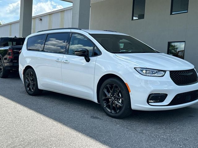 2024 Chrysler Pacifica Touring-L