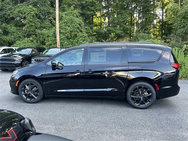 2024 Chrysler Pacifica Touring-L