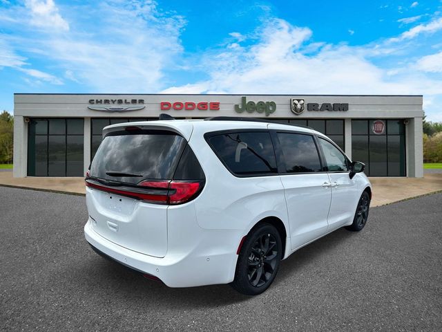 2024 Chrysler Pacifica Touring-L